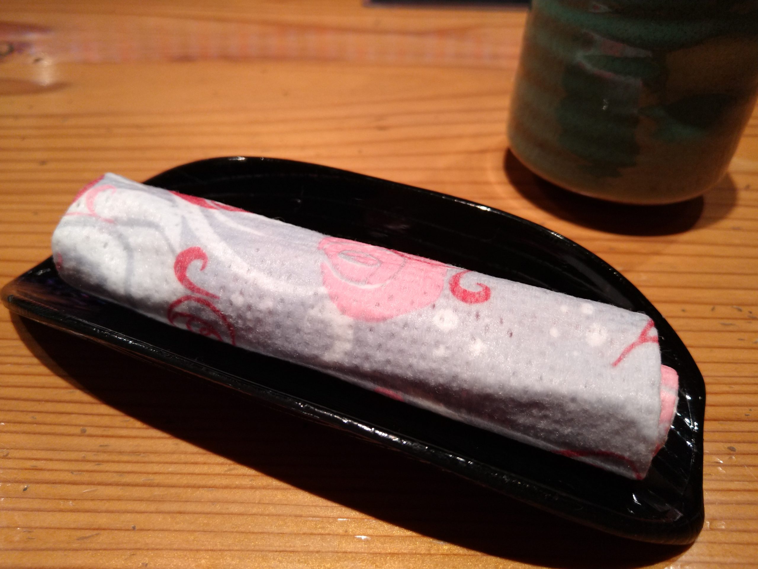 魚河岸 宮武のおしぼりタオルもまたおしゃれ。よくあるキッチンペーパーのような素材ながら、デザインがいかにも京都という雰囲気を醸し出す